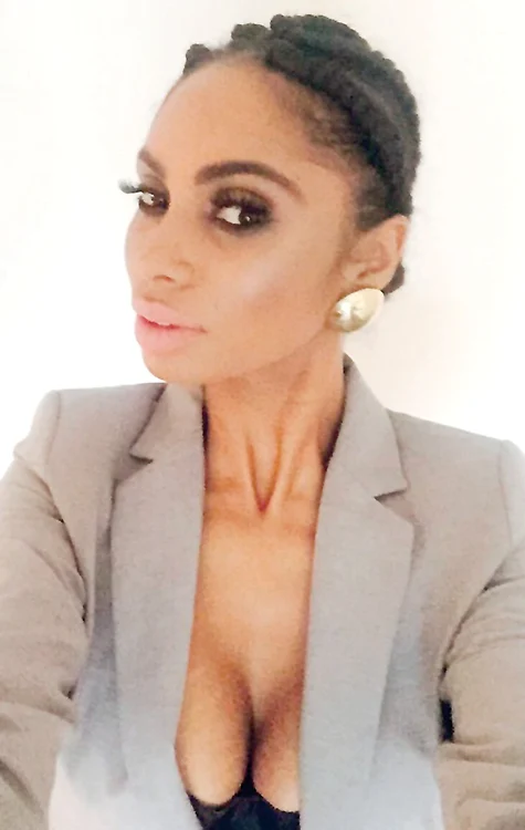 Laurette strâmbă din nas când se privește în oglindă