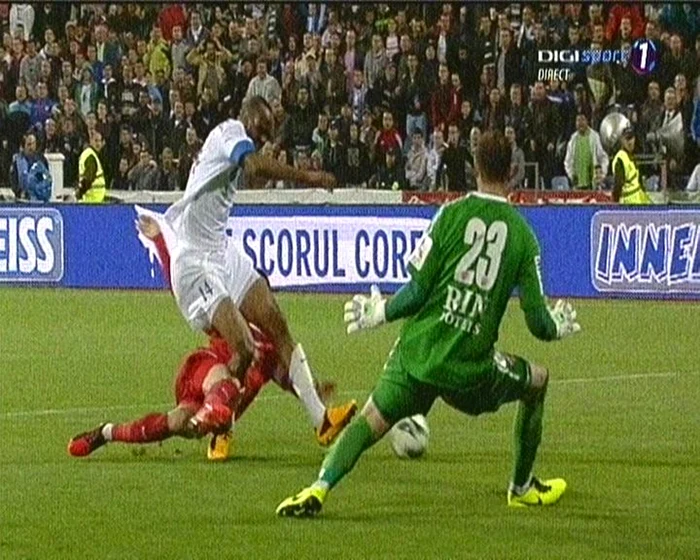 Dragoş Grigore l-a fault pe John Ibeh în careu, dar arbitrul n-a dat penalty
