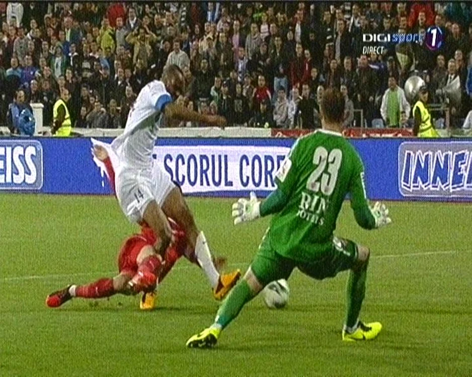 Dragoş Grigore l-a fault pe John Ibeh în careu, dar arbitrul n-a dat penalty