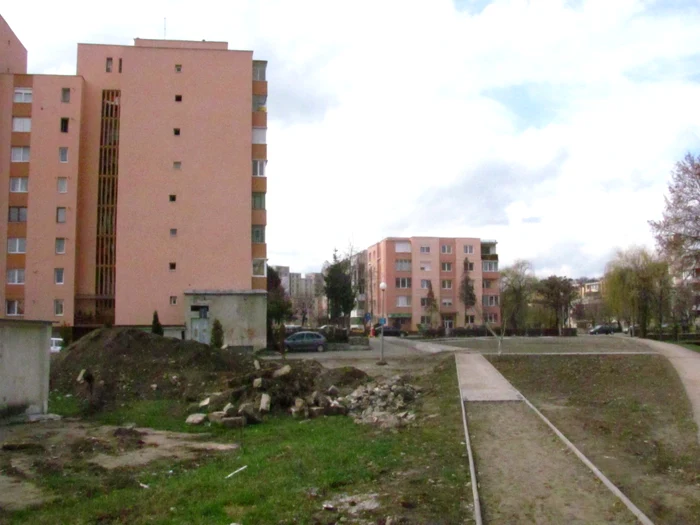 În loc de spaţiu verde, locatarii din zonă se ”bucură” de priveliştea oferită de un şantier părăsit