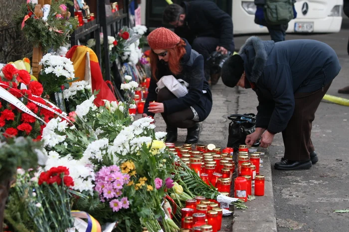 
    Azi s-au împlinit 3 luni de la tragedia din Colectiv. Sute de oameni au venit cu flori şi lumânări în faţa clubuluiFotografii: Dorin Constanda  