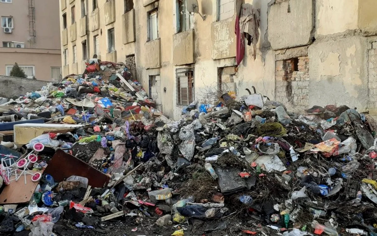 Mizeria din spatele blocului social. Foto: Primăria Hunedoara.
