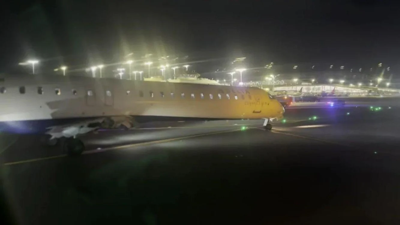 Două avioane s-au ciocnit pe pistă, o persoană a fost rănită