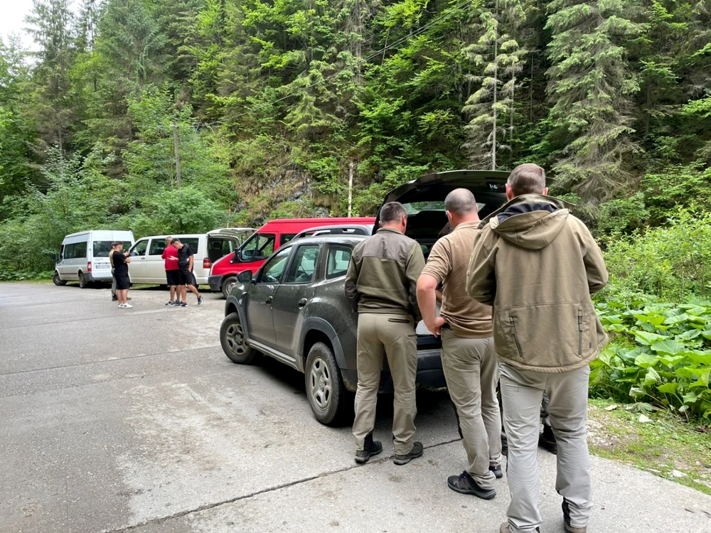 Persoana care a aruncat deşeurile a fost amendată. Foto: Administratia Parcului Natural Apuseni