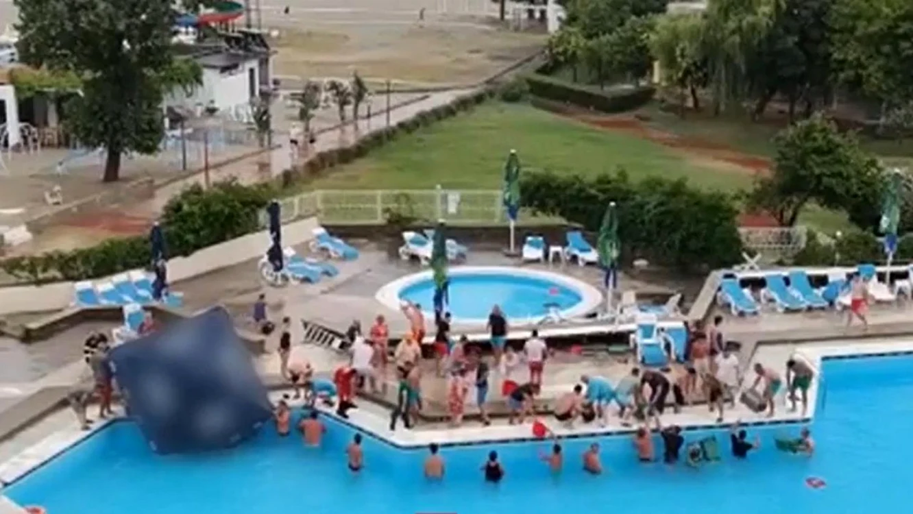 Turiştii au încercat să golească piscina FOTO Observator News