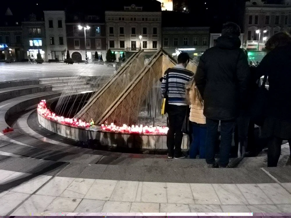 Zeci de braşoveni au aprins lumânări în memoria victimelor din Clubul Morţii