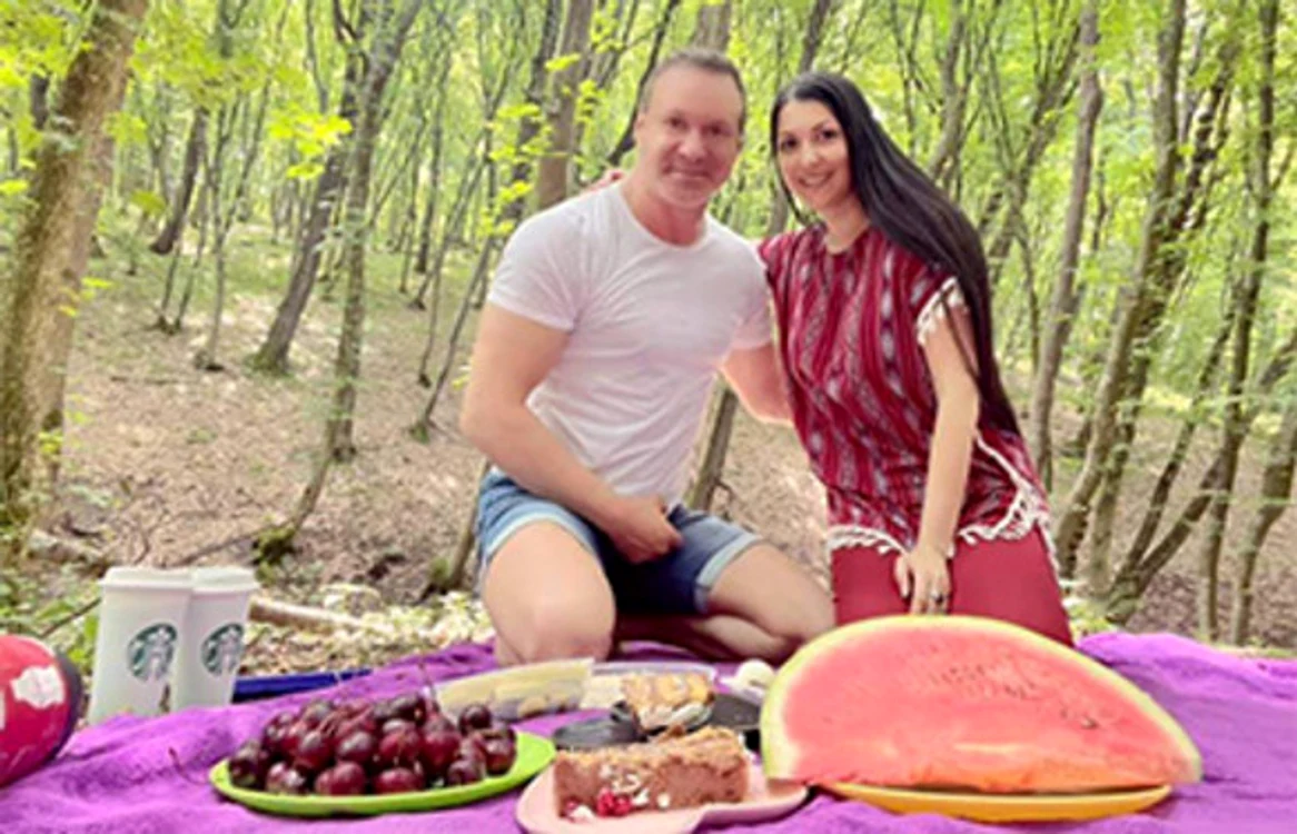 
    Medana i-a pregătit iubitului o masă pe bază de fructe  