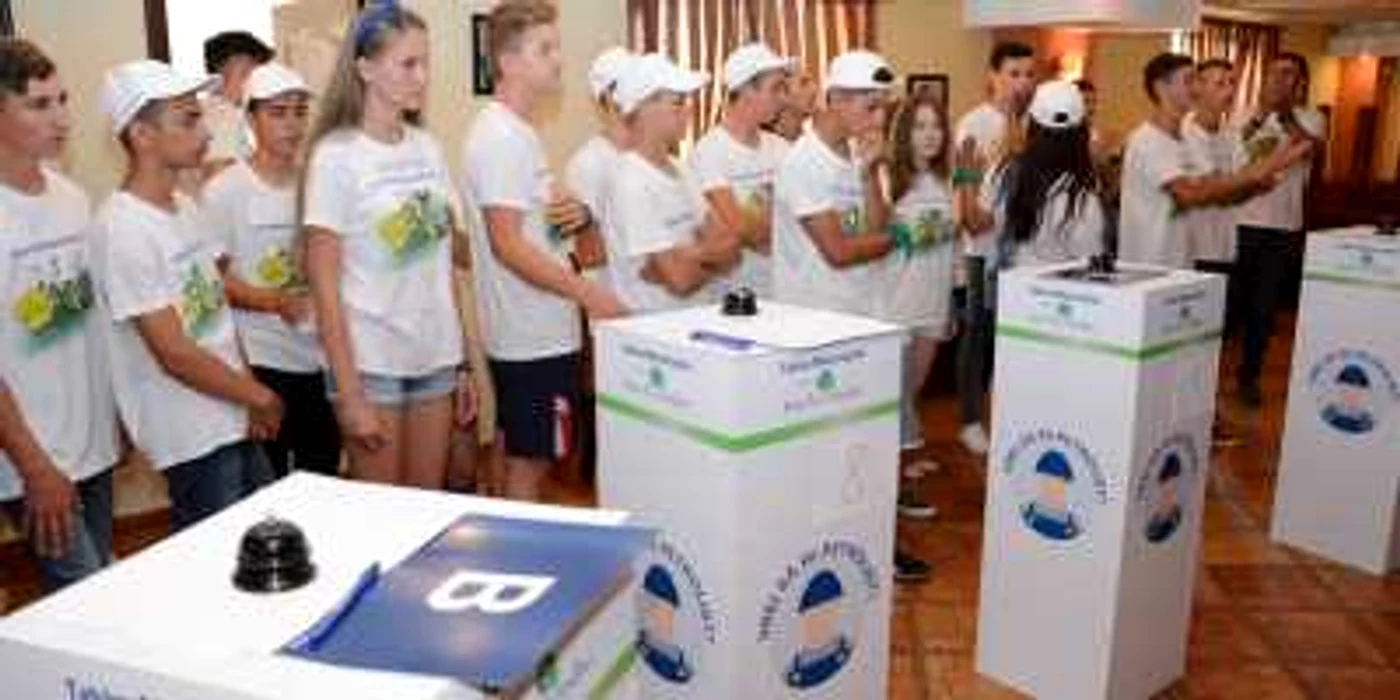 Viitorii meseriaşi au participat la un concurs denumit „Vrei să fii Petrolist?” prin care au fost testate cunoştinţele dobândite pe parcursul săptămânii, printr-o serie de probe teoretice şi practice.