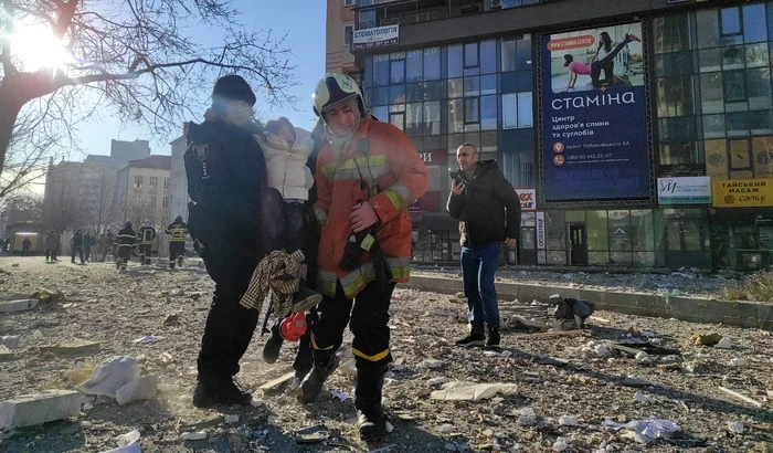 Un bloc din Kiev a fost lovit de o rachetă. O femeie e cărată pe brațe de salvatori