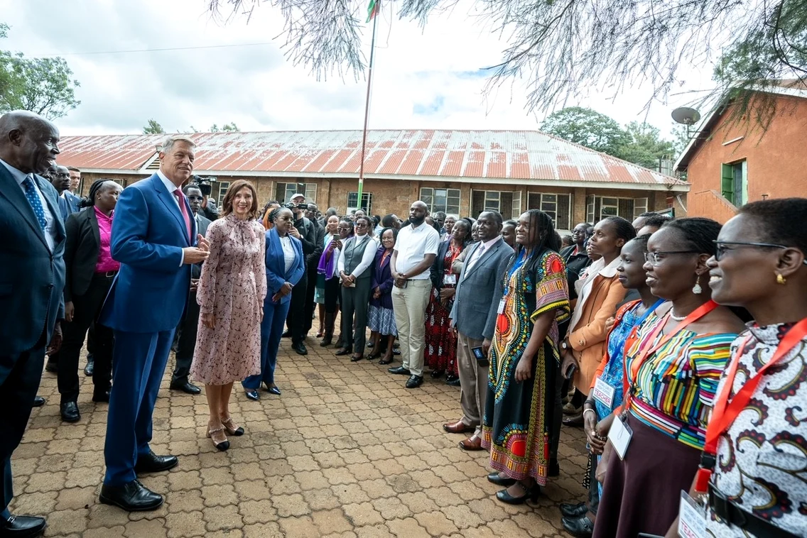 Soții Iohannis ăn vizită la liceul de fete Uthiru, din Kangemi, Kenya. FOTO: Administrația Prezidențială