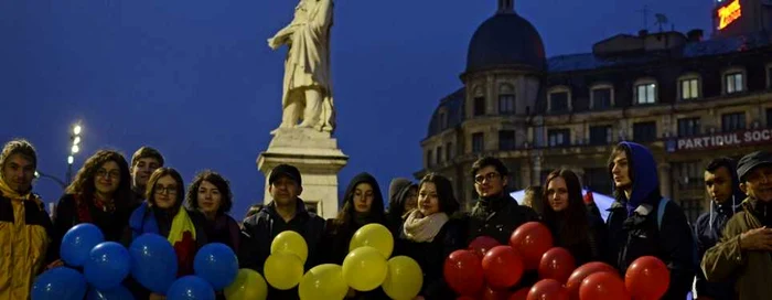 Un grup de tineri se fotografiază cu baloane tricolore, la finalul evenimentului de la Bucureşti FOTO Cosmin Iftode