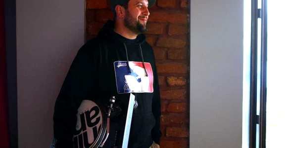 K-lu propune terapia prin muzică şi comedie 