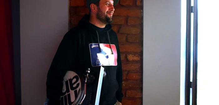 K-lu propune terapia prin muzică şi comedie