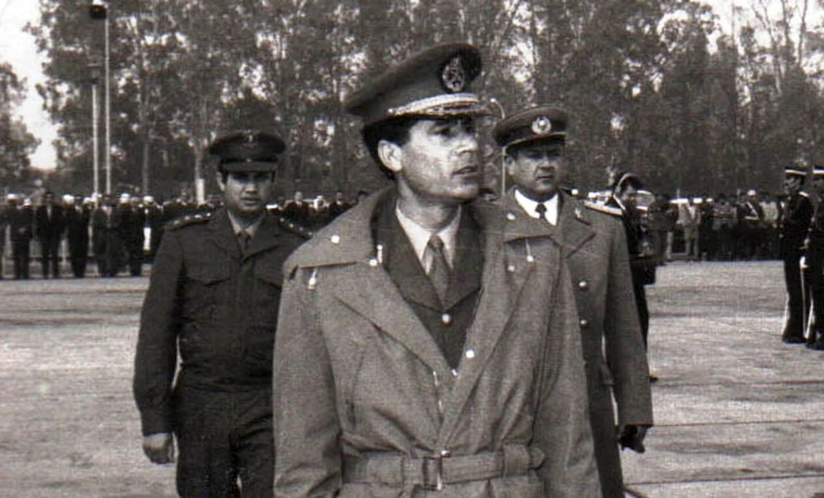 Muammar al-Gaddafi, în timpul vizitei lui Nicolae Ceaușescu în Libia, în februarie 1974 (© „Fototeca online a comunismului românesc”, cota: 5/1974)