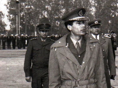Muammar al-Gaddafi, în timpul vizitei lui Nicolae Ceaușescu în Libia, în februarie 1974 (© „Fototeca online a comunismului românesc”, cota: 5/1974)