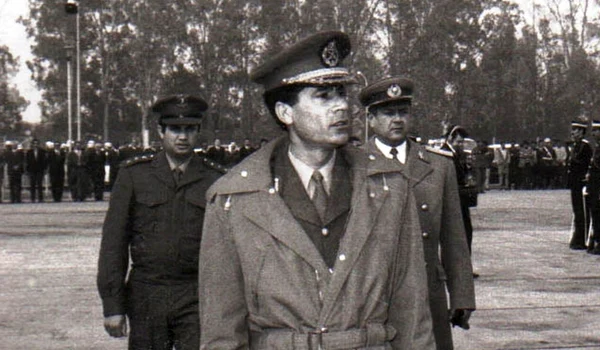 Muammar al-Gaddafi, în timpul vizitei lui Nicolae Ceaușescu în Libia, în februarie 1974 (© „Fototeca online a comunismului românesc”, cota: 5/1974)