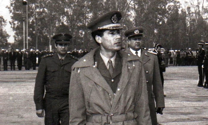 Muammar al-Gaddafi, în timpul vizitei lui Nicolae Ceaușescu în Libia, în februarie 1974 (© „Fototeca online a comunismului românesc”, cota: 5/1974)