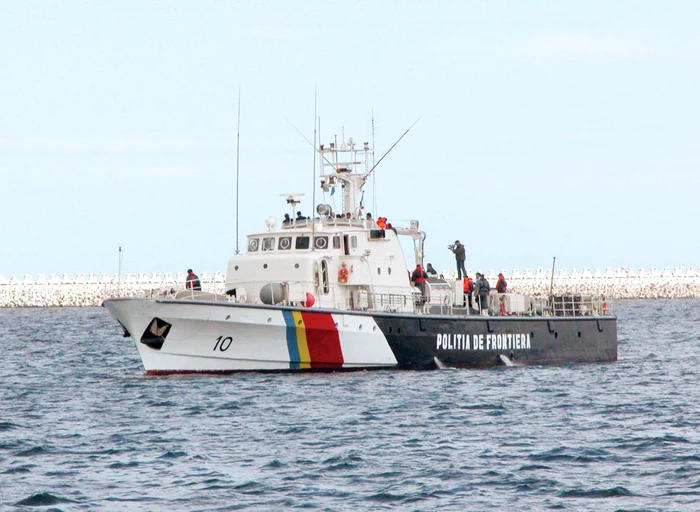 
    Refugiații  au fost urcați pe  nava MAI 1104  