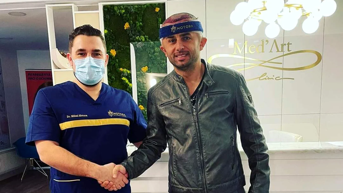 Dică, alături de medicul său, după operație