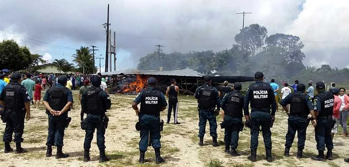 Poliţia militară a încercat să ţină lucrurile sub control în oraşul brazilian Pacaraima Foto: EPA/EFE