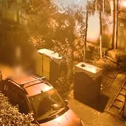 Clipe de groază pe o alee din București: tânără tăiată după ce s-a luptat cu un bărbat care a atacato cu un cuțit