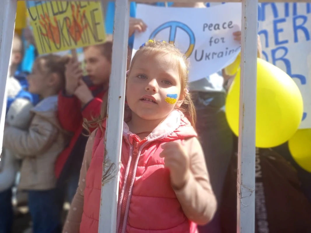 Femei şi copii ucraineni au protestat în faţa Consulatului general al Federaţiei Ruse FOTO Mariana Iancu 