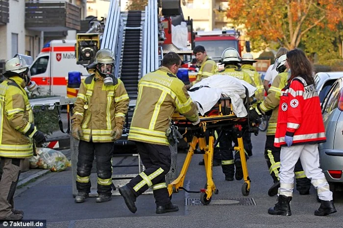 Omul a fost scos din casă cu macaraua, iar pompierii au purtat măşti de gaze, mirosul fiind îngrozitor