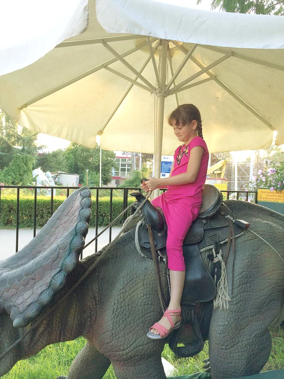 
    Irinuca, la piscină cu mama şi cu mătuşa ei  