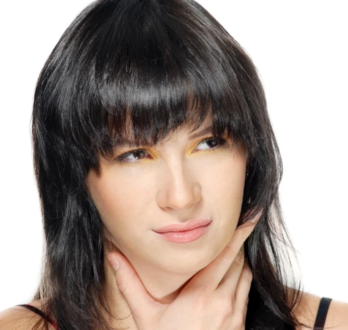 Ia câteva linguriţe pe zi de sirop de ridiche neagră pentru a te lăsa durerea de gât!www.clicksanatate.ro