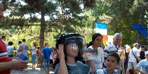 Copiii au testat toate echipamentele jandarmilor şi poliţiştilor (foto: Alex Policală)