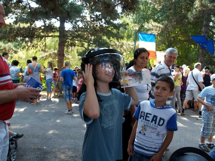 Copiii au testat toate echipamentele jandarmilor şi poliţiştilor (foto: Alex Policală)