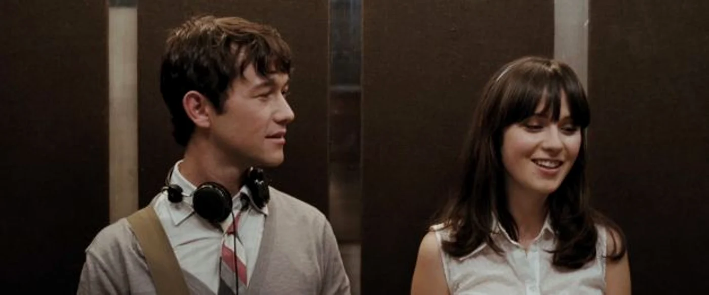 Secvenţă din filmul „500 days of Summer“: Summer fredonează melodia ascultată de Tom la căşti „To die by your side is such a heavenly way to die“ (The Smiths - „There is a light that never goes out“) şi aşa începe dragostea lor