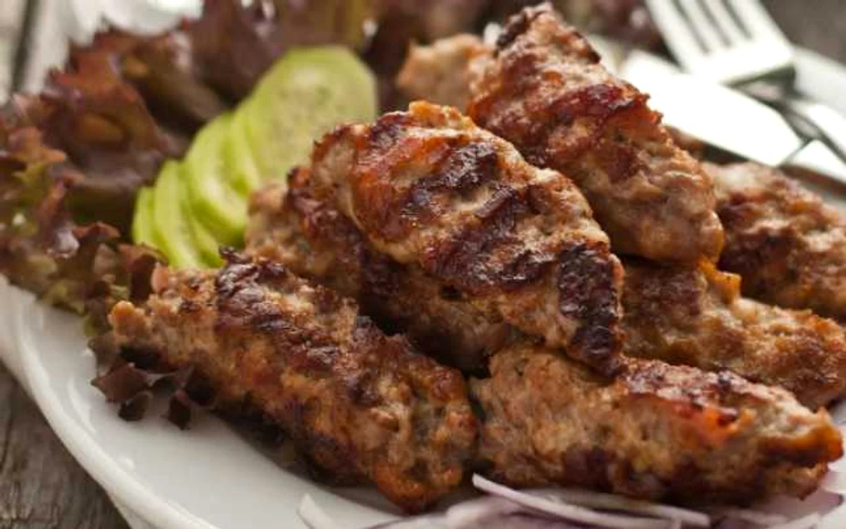 
    Cei mai buni mititei pot fi gătiţi şi acasă, după reţeta regretatului gastronom Radu Anton RomanFOTO: adevarul.ro  