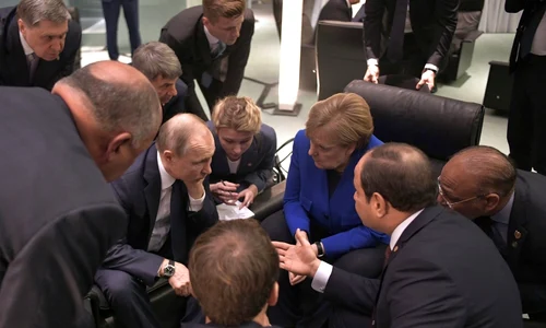Vladimir Putin discută cu Angela Merkel, în ianuarie 2020 (foto: kremlin.ru)