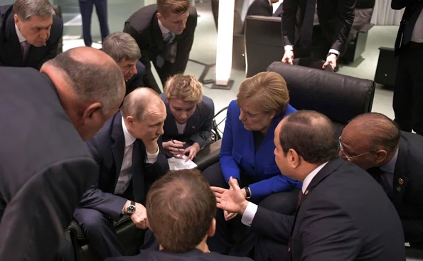 Vladimir Putin discută cu Angela Merkel, în ianuarie 2020 (foto: kremlin.ru)