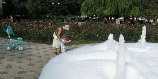 Bacău: Jacuzzi cu spumă în mijlocul orașului (VIDEO)