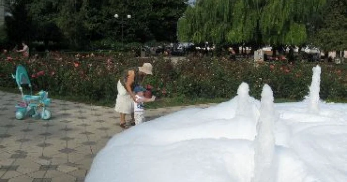 Bacău: Jacuzzi cu spumă în mijlocul orașului (VIDEO)