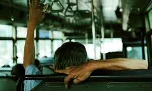 barbat in autobuz jpg