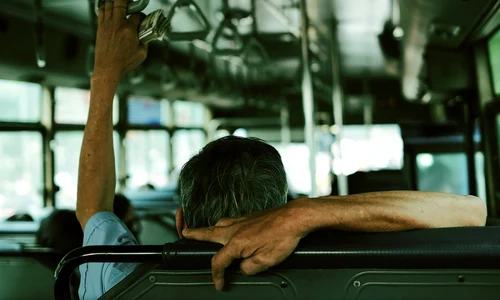 barbat in autobuz jpg
