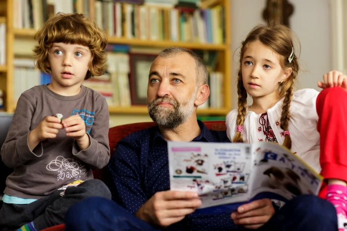 Scriitorul Iulian Tănase, alături de copiii săi, Sacha şi Adora FOTO: Petrică Tănase