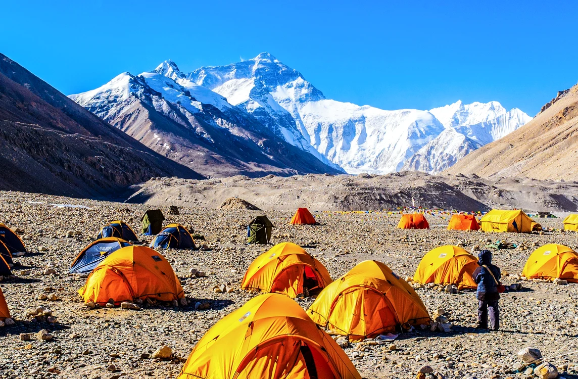 Anual, peste 600 de oameni  urcă pe Muntele Everest