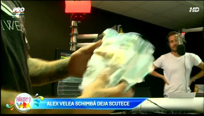 Alex Velea schimbând scutece
