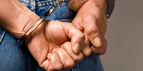 Un tâlhar care a furat cerceii unui bărbat a fost arestat