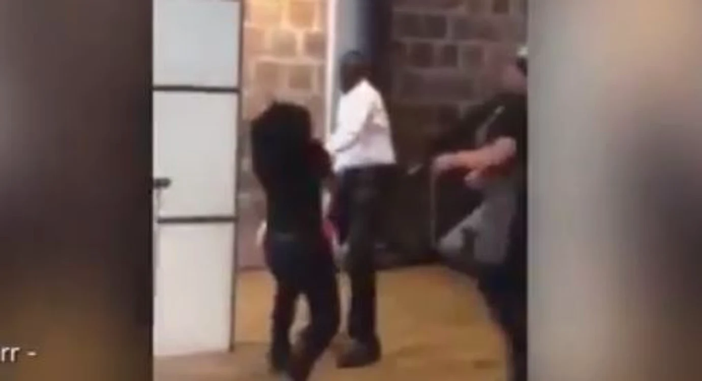 
    Bărbatul a pocnit-o pe angajată în fațăfoto: captură video  