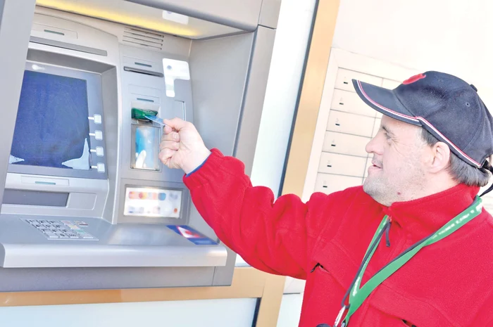 
    Recomandat este ca persoanele care beneficiază de pensie să încaseze banii într-un cont bancar.  