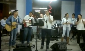 Papa Leon cantand, captura video png