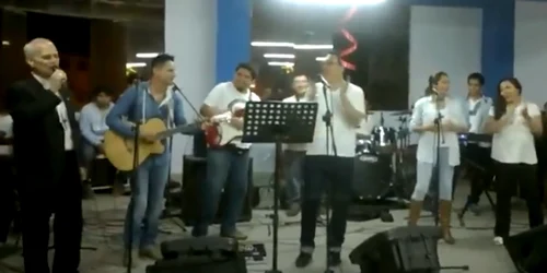 Papa Leon cantand, captura video png