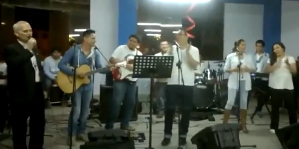 Papa Leon cantand, captura video png