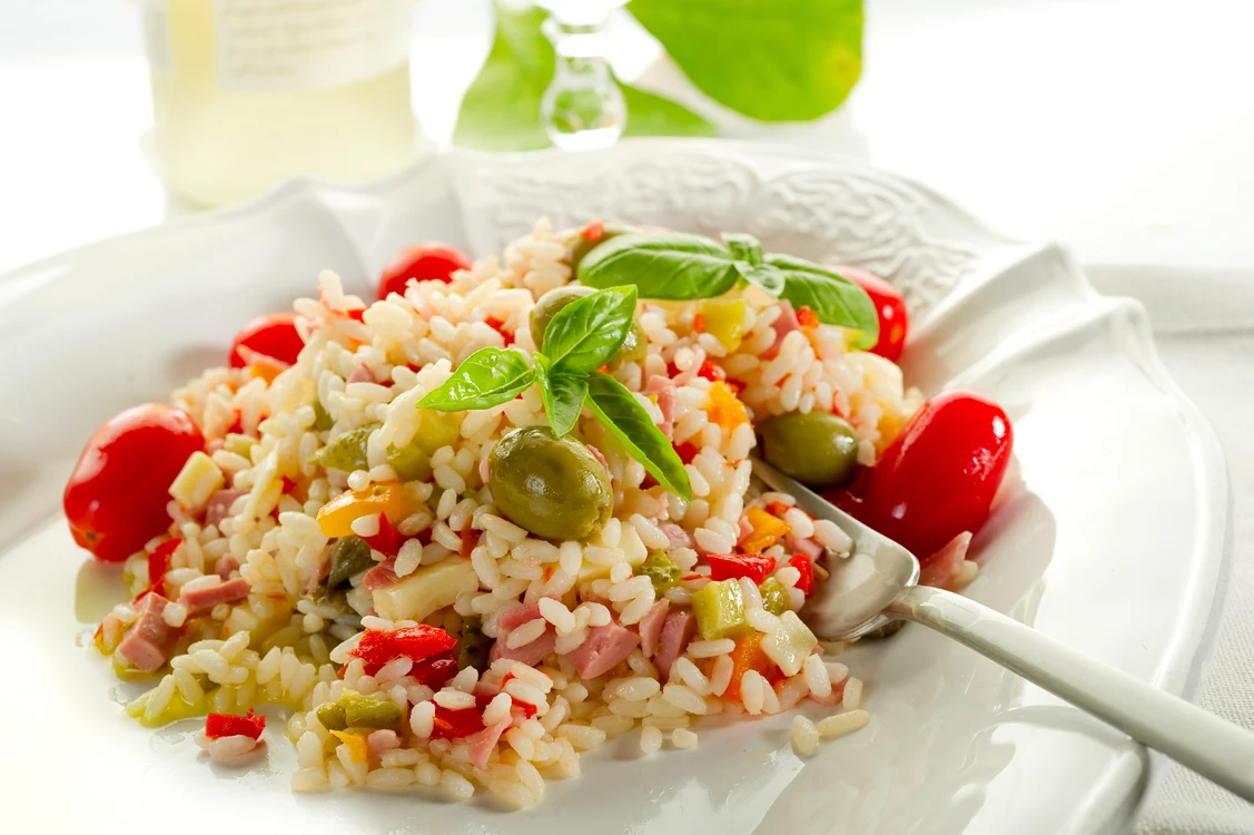 
    Salată de orez cu legume  