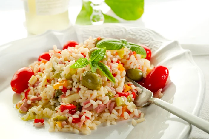 
    Salată de orez cu legume  